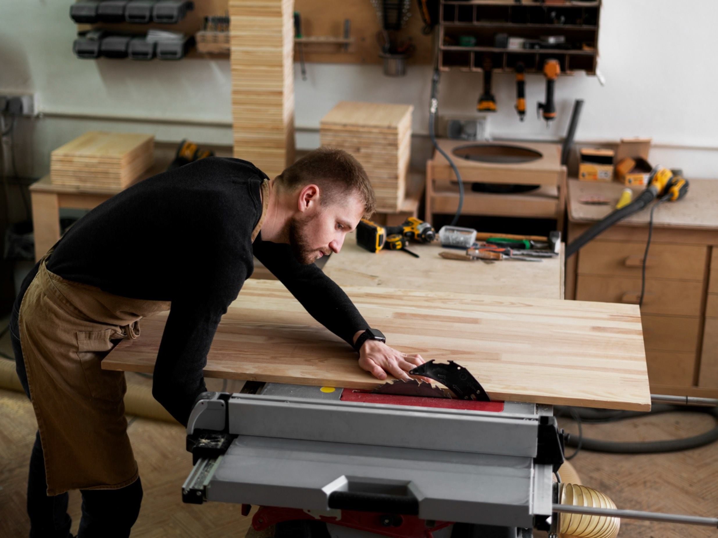 hombre-trabajando-taller-grabado-madera