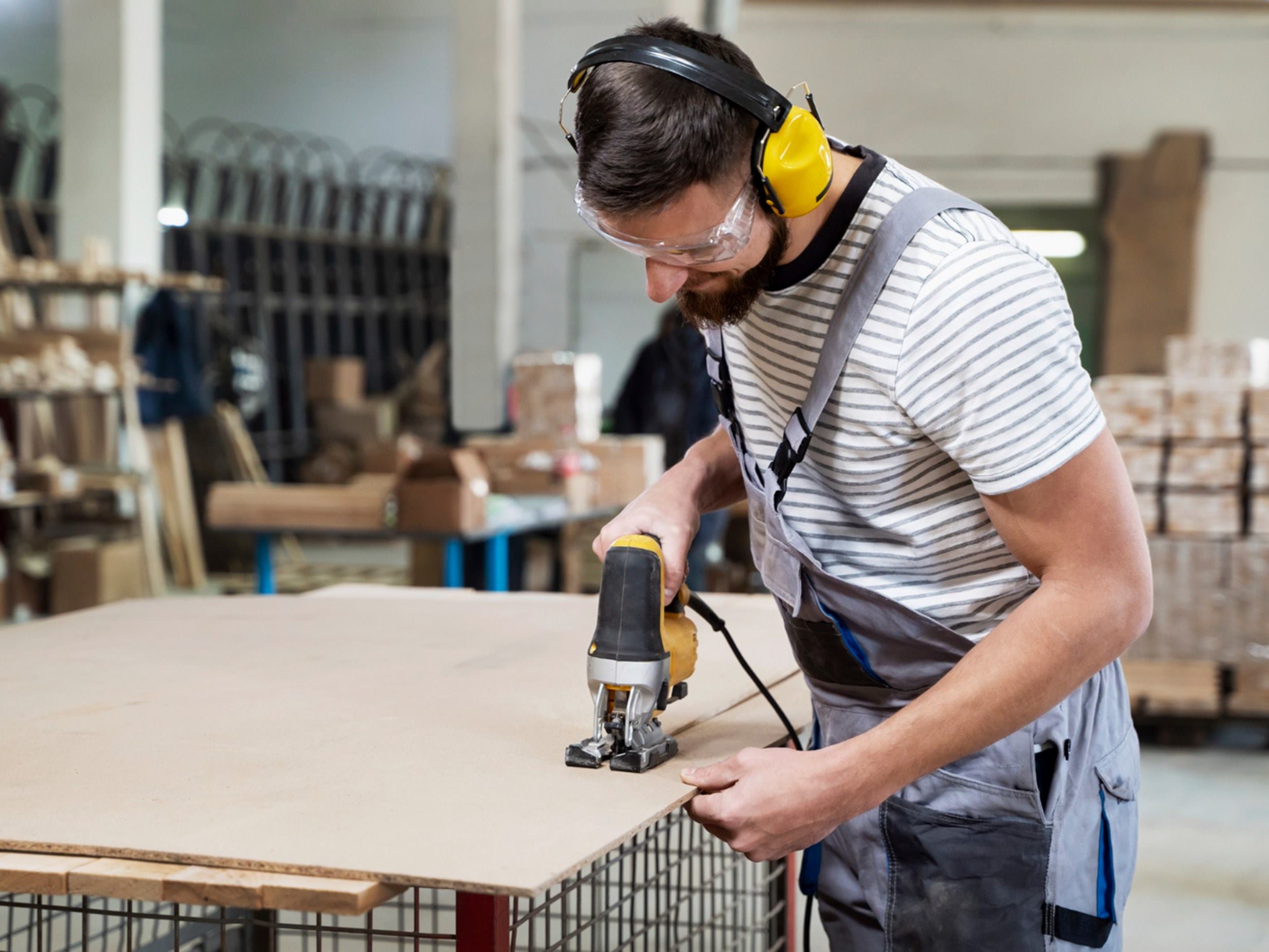 hombre-trabajando-cortar-tablero-mdf